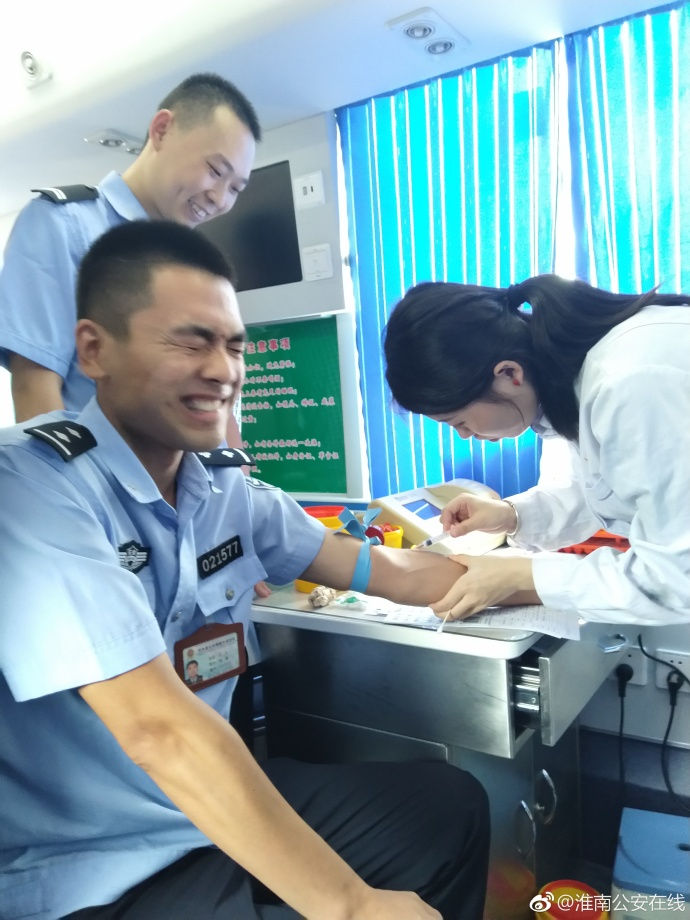 疼skr人！警察在移動(dòng)獻(xiàn)血車上的表情包亮了