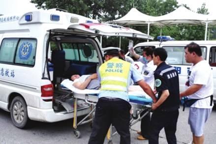 命懸一線牽動(dòng)人心，救護(hù)車臨危不亂治病救人_