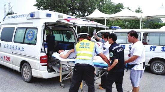 救護(hù)車進(jìn)小區(qū)受阻是怎么回事？救護(hù)車廠家?guī)懔私馐虑槭寄?1